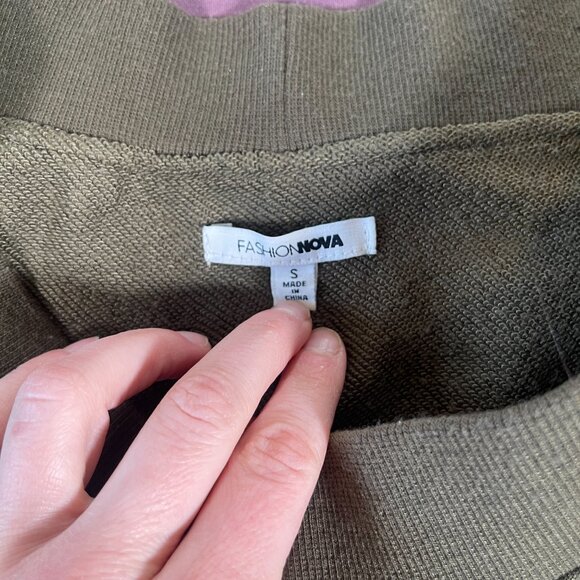 Fashion Nova Olive Green Ruffle Wide Neck Cold Shoulder - Size Small - like NEW - Picture 4 of 5